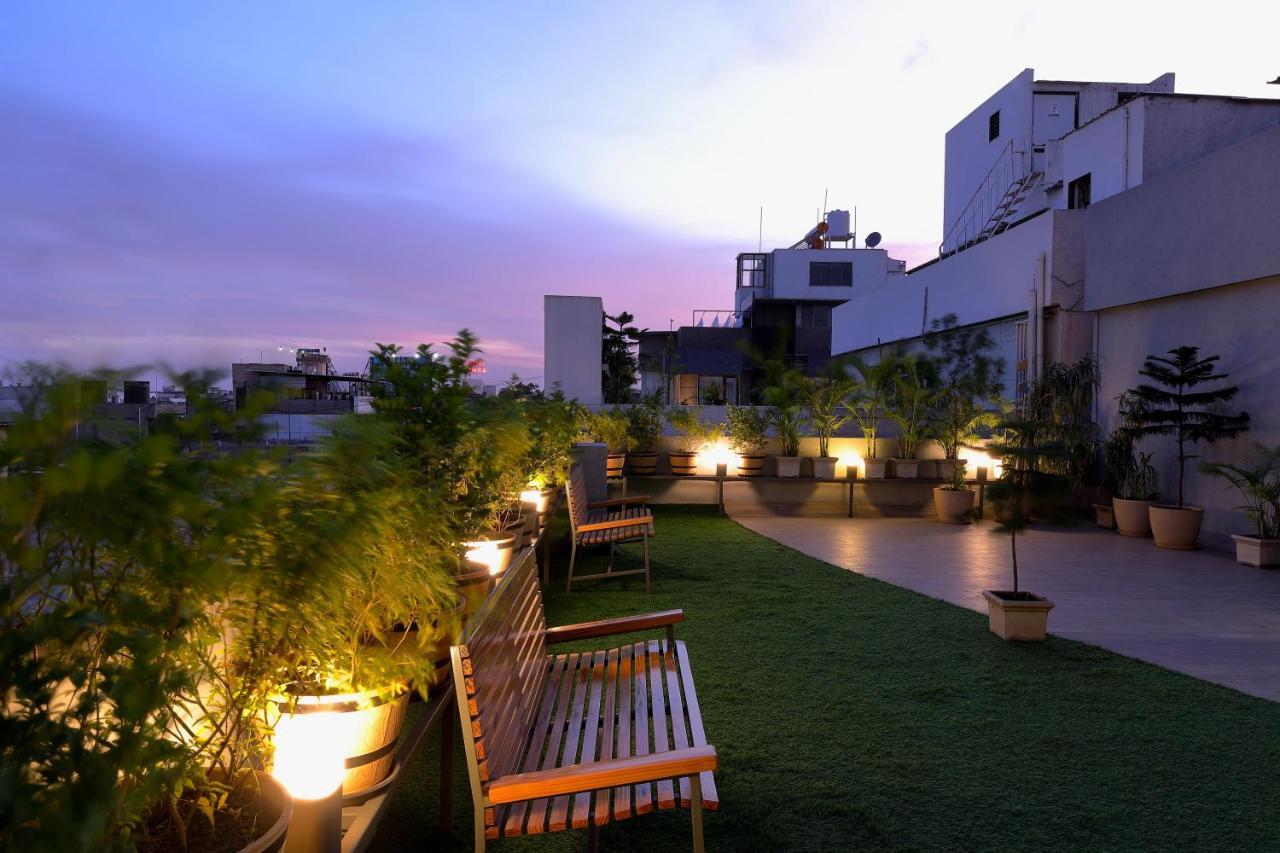 Hotel Sifat International Surat Exterior foto