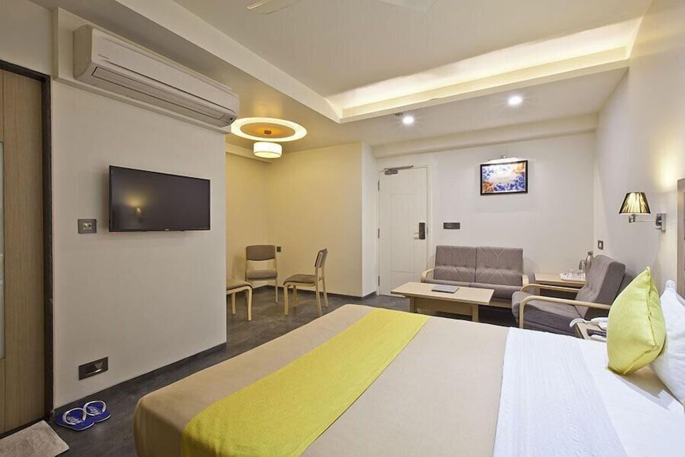 Hotel Sifat International Surat Exterior foto
